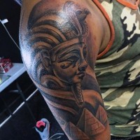 Tatuaje en el hombro, estatua de faraón precioso con pirámides