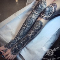 Tatuajes en las piernas, patrón floral masivo espectacular, tinta negra