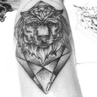 Tatuaje  de lobo viejo con diamante, tinta negra