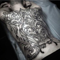 Atemberaubendes schwarzes ornamentales Tattoo am ganzen Rücken