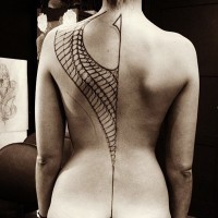 Tatuaje en la espalda, línea fina lagra con Wong inacabado