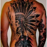 Erstaunliches schwarzes sehr detailliertes großes Tattoo mit indianischem Chef am ganzen Rücken mit Blumen und Pfeil