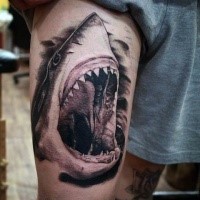 Erstaunliches schwarzes sehr detailliertes Oberschenkel Tattoo mit Haifischkopf