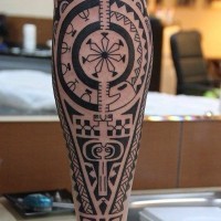 Tatuaje en la pierna,
ornamento complejo tribal, tinta negra