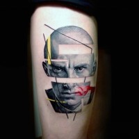 Tatuaje en el muslo, retrato de hombre calvo enfadado