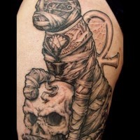 Tatuaje en el hombro,
gato momia con anj y cráneo antiguo