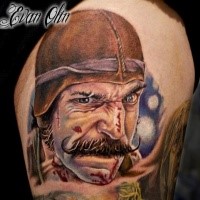 Atemberaubendes farbiges Oberschenkel Tattoo von blutigem Portrait des alten Mannes