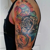 stupendo colorato orologio meccanico con fiore tatuaggio su spalla