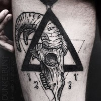 Atemberaubendes kombiniertes mystisches schwarzweißes Kult Tattoo mit Dreieck und Tierschädel auf Bein