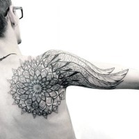 Tatuaje en el hombro, mandala con ala hermosa, colores negro blanco