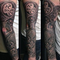 Tatuaje en el brazo, armadura espectacular con ornamento complejo
