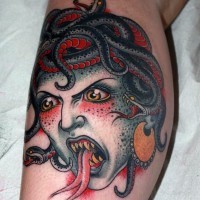 Tatuaje en la pierna, cabeza de Medusa tremenda de colores