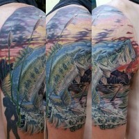 stupendo dettagliato molto realistico colorato grande pesce con uncino tatuaggio a mezza manica