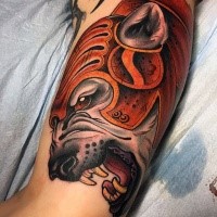 Atemberaubendes im illustrativen Stil farbiges Arm Tattoo mit fantastischem Wolf