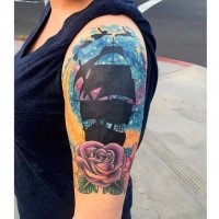Atemberaubendes im Illustration Stil farbiges Schulter Tattoo von dunklem Segelschiff mit Rose