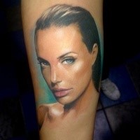 Atemberaubendes lebensechtes realistisches natürlich gefärbtes verführerisches Angelina Jolies Portrait Tattoo am Arm in Realismusart