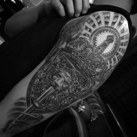 Atemberaubend aussehendes schwarzes und weißes Schulter Tattoo von großem Schwert mit Schild mit Löwen