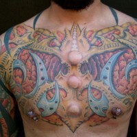Atemberaubend aussehendes farbiges Brust Tattoo mit fantastischer Rüstung