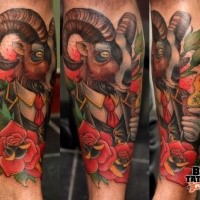 Atemberaubend aussehendes farbiges Bein Tattoo Tattoo von rauchender Ziege mit Rosen