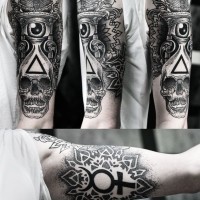 stupendo culto dettagliato  Massonico stie nero e bianco tatuaggio avambraccio