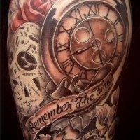 Atemberaubendes mehrfarbiges Schulter Tattoo mit der alten Uhr mit Blumen und Schriftzug