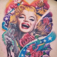 Tatuaje  multicolor  de Marilyn Monroe sonriente maravillosa entre flores pájaros y coronas