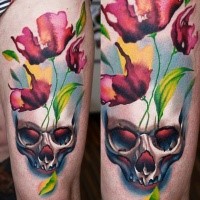 Atemberaubendes mehrfarbiges Oberschenkel Tattoo mit dämonischem Schädel und Blumen