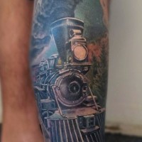 stupendo realistico colorato vecchio treno a vapore tatuaggio su gamba