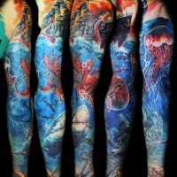 Tatuaje en el brazo, mundo submarino hermoso con pulpo y tiburón y  buque de guerra