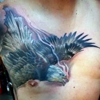 Atemberaubender gefärbter und fliegender Adler Tattoo an der Brust