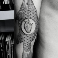 stupendo dipinto grande bianco e nero dettagliato pesce con cuore umano tatuaggio su braccio