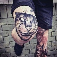 Atemberaubend gemaltes schwarzes Knie Tattoo mit Katzengesicht