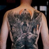 Atemberaubend gemaltes farbiges Tattoo am ganzen Rücken mit der antiken Kathedrale und mysteriösem Löwen mit Flügeln