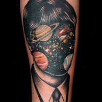 Tatuaje en la pierna, retrato de hombre con cosmos  en lugar de rostro