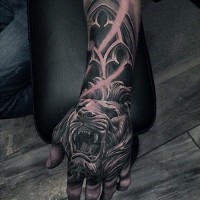 Atemberaubend gemalter realistisch aussehender brüllender Löwe Tattoo an der Hand