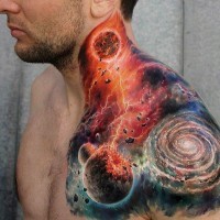 eccezionale dipinto vero dettagliato colorato spaziale profondo tatuaggio su spalla e schiena