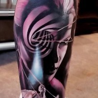 Atemberaubende gemalte Frau mit hypnotischen Ornament Tattoo am Bein