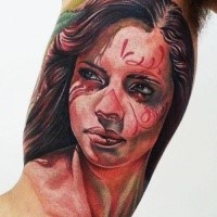 Atemberaubendes gefärbtes Porträt Bizeps Tattoo mit Porträt der Frau