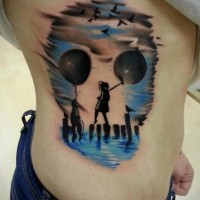 Tatuaje en el costado, cráneo con imagen de niños y globos