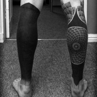Tatuajes en las piernas, ornamento negro masivo, estilo tribal