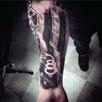 Tatuaje en el antebrazo, bandera  americana espectacular de colores negro blanco