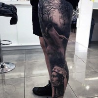 Atemberaubender sehr detaillierter schwarzer alter Indianerhäuptling mit Wolf Tattoo am ganzen Bein mit mystischem Wald