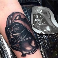 Atemberaubender sehr detaillierter Helm Darth Vader Tattoo am Arm