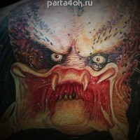 Increíble tatuaje el rostro del carnívoro en color en la espalda