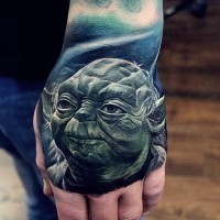 Tatuaje en la mano, maestro Yoda impresionante muy realista