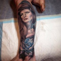 Atemberaubendes sehr realistisch aussehendes großes Porträt der Frau mit Blume Tattoo am Bein