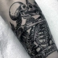 Tatuaje  de pareja adorable de esqueletos besando