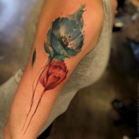Tatuaje en el brazo, dos flores exquisitas  en colores pasteles