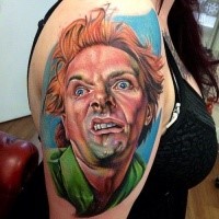 Dumm aussehendes farbiges Schulter Tattoo mit Porträt des Menschen