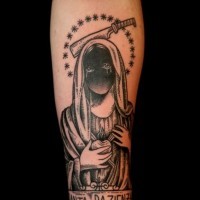 Dumm gemalte mystische Frau mit Klinge im Kopf und Schriftzug Tattoo am Arm